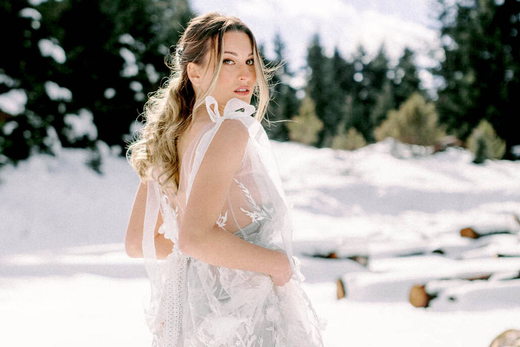 Romantic winter styled shoot in a snowy landscape