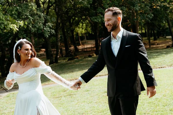 A chic wedding in Naoussa with white florals | Vicky & Stavros