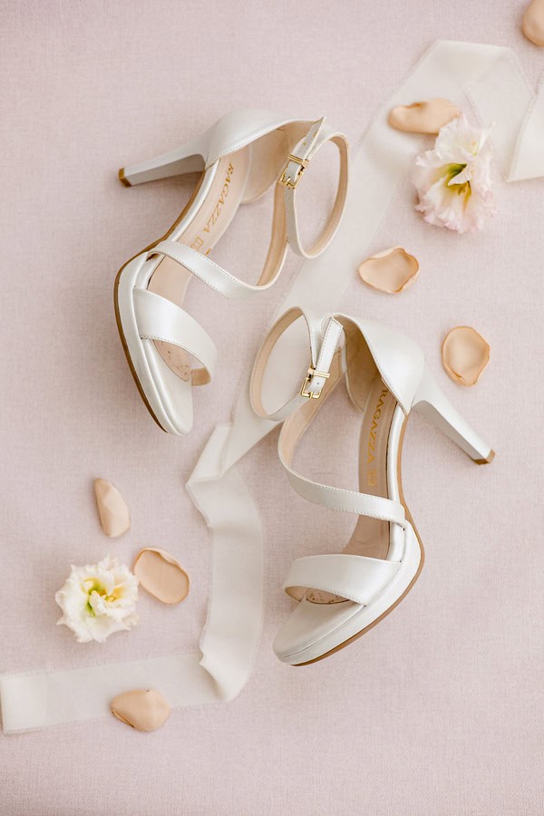 Chic Wedding Pastel Flowers Golden Details Estate Cleopatra