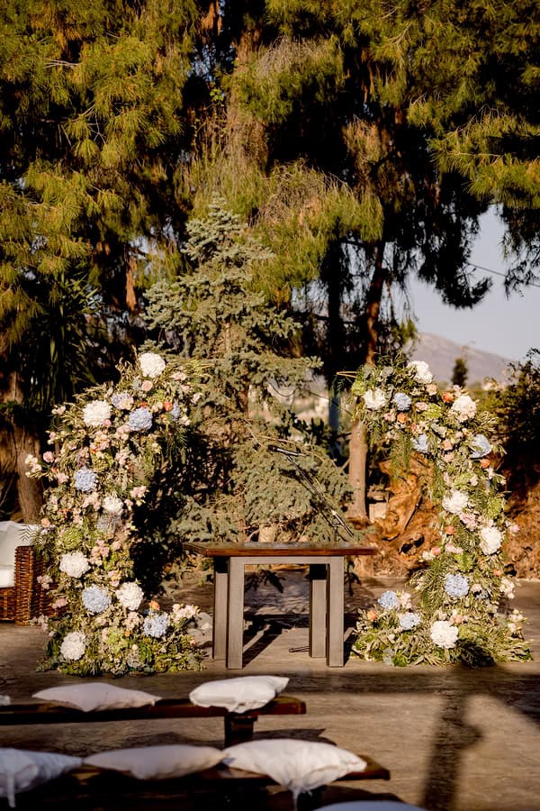 Chic Wedding Pastel Flowers Golden Details Estate Cleopatra