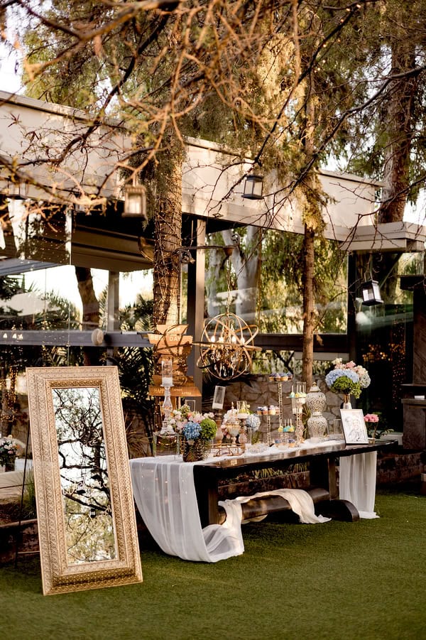 Chic Wedding Pastel Flowers Golden Details Estate Cleopatra