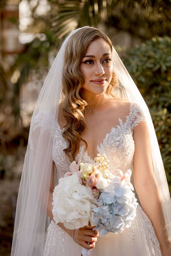 Chic Wedding Pastel Flowers Golden Details Estate Cleopatra