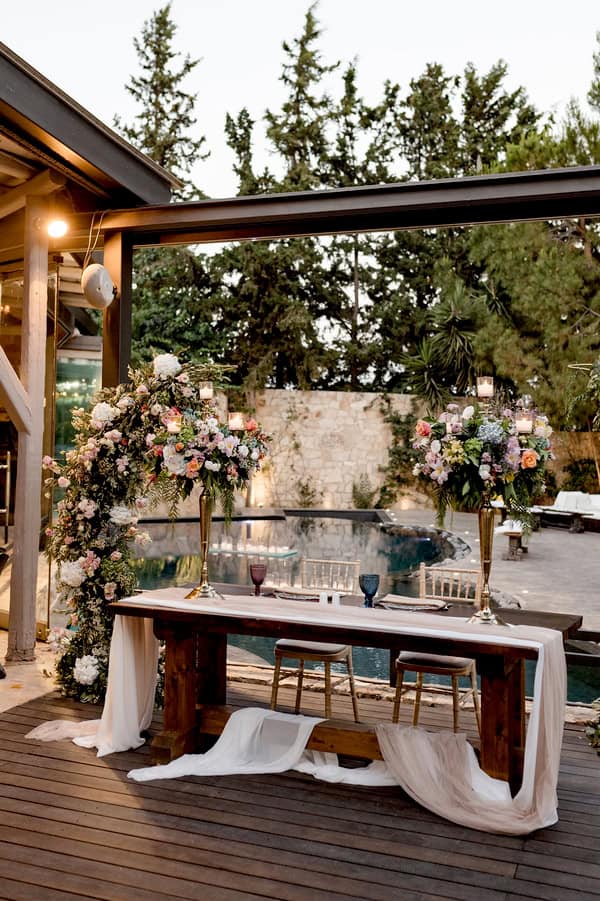 Chic Wedding Pastel Flowers Golden Details Estate Cleopatra