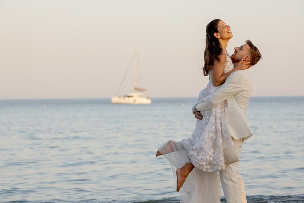 Chic Summer Wedding Galazia Akti White Flowers