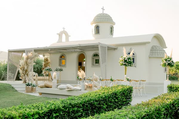 Chic Summer Wedding Galazia Akti White Flowers