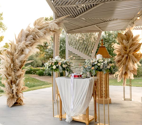 Chic Summer Wedding Galazia Akti White Flowers