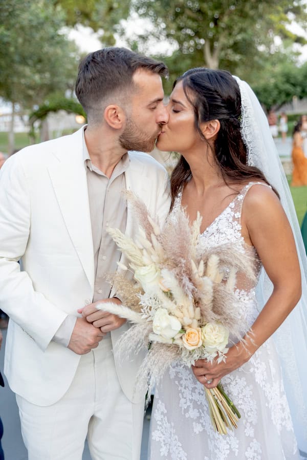 Chic Summer Wedding Galazia Akti White Flowers