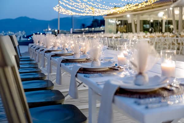 Chic Summer Wedding Galazia Akti White Flowers