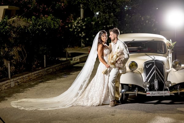 Chic Summer Wedding Galazia Akti White Flowers