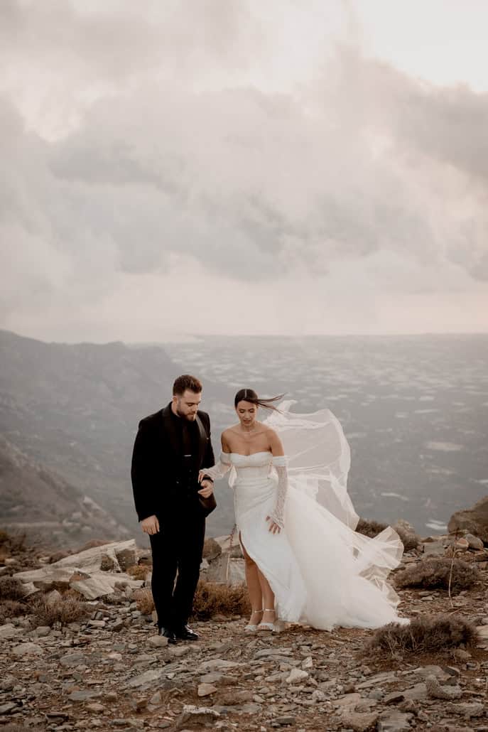 Autumn wedding at Ostria Resort and Spa with elegant white florals | Aimilia & Manos