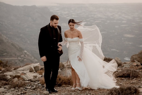 Autumn wedding at Ostria Resort and Spa with elegant white florals | Aimilia & Manos