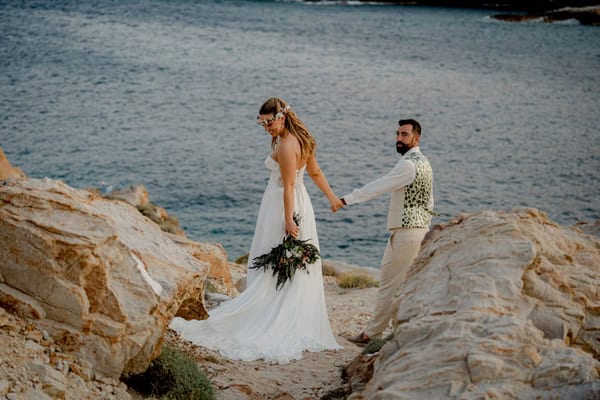 Boho summer wedding in Serifos with earthy details and a dreamy beach party | Fani & Ilias