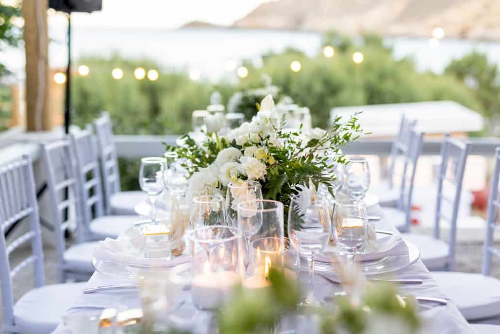 Chic summer wedding decoration inspired by the Cyclades and white blooms