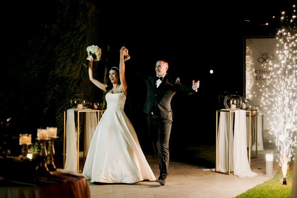Chic White Floral Wedding Larissa