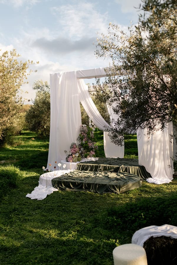 Modern Wedding Inspiration Silo Sage Dreamy Draping Showstopping Florals