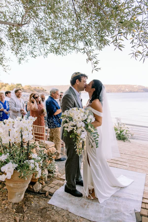 Dreamy Seaside Wedding Mani White Florals